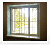 Двухстворчатое окно ПВХ с оконной решеткой